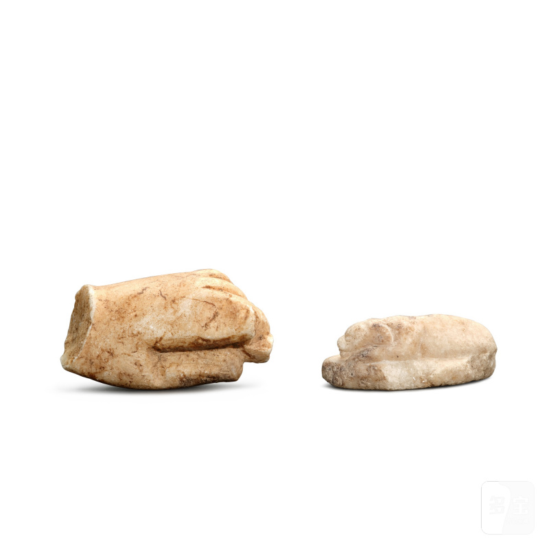 A marble lion and a marble torso of a hand, Tang dynasty | 唐 大理石雕獅子像及手部殘件 - 图2